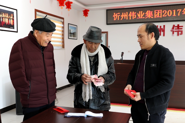 张喜伟给峪口村的贫困残疾人任钱云送帮扶金.jpg