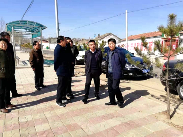 五寨县第十六届人大代表、东秀庄乡党委书记郭旭东(右二)陪同县政协主席白效文(右一)检查村卫生状况.jpg