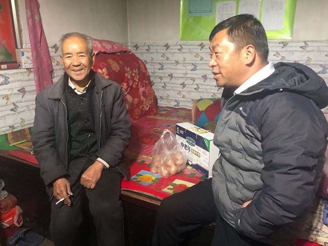 县人大代表曹玉柱慰问贫困户 (2).jpg
