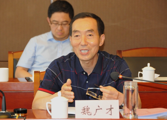 3人大常委会副主任魏广才主持会议_副本.jpg