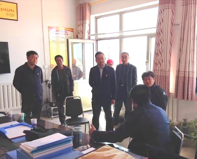 五寨县第十六届人大代表、东秀庄乡党委书记郭旭东(左三)检查常家坡村驻村工作队扶贫工作.jpg