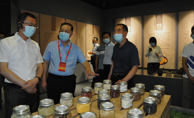 5与会者在中国杂粮之都文化展示中心进行了参观。DSC_3867.JPG