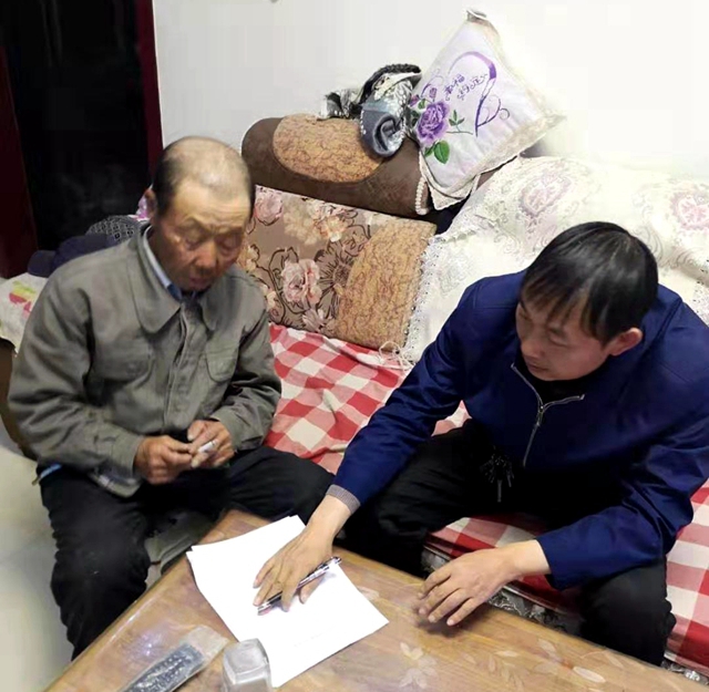 岢岚县人大代表陈福庆在贫困户刘福有家中讲解政策、制定脱贫计划.jpg