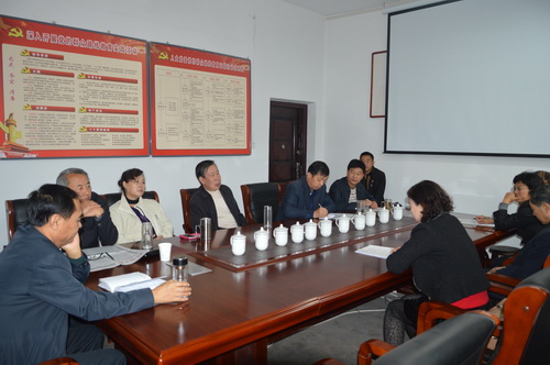 10月31日,原平市人大常委会组织集体学习十八届四中全会精神.JPG