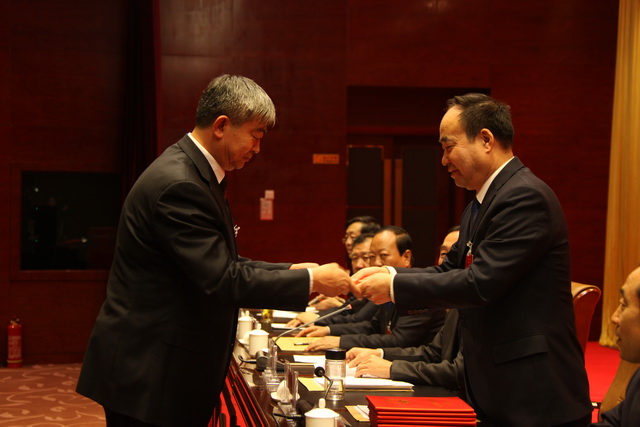 1市人大常委会主任贾雪峰向通过任命人员颁发任命书_调整大小.JPG