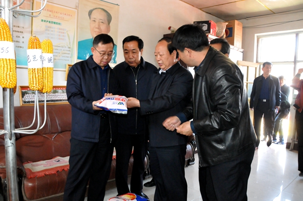 6调研组在繁峙县人大代表韩长青农产品合作社实地查看DSC_7227 (1)_副本.jpg