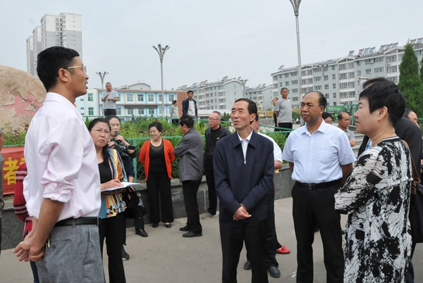 6调研组在原平居民小区实地查看.JPG