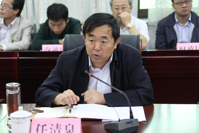 代表县政府表态发言.JPG