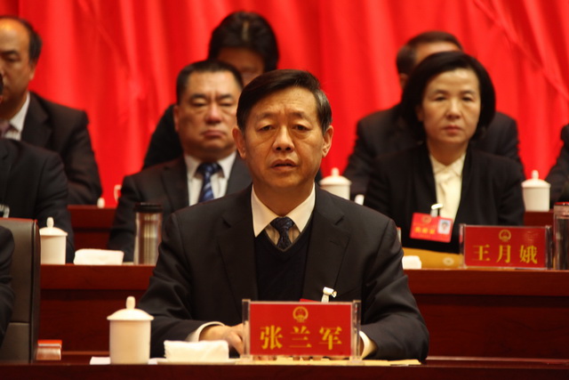 11市人大常委会秘书长张兰军在主席台前排就坐_调整大小.JPG