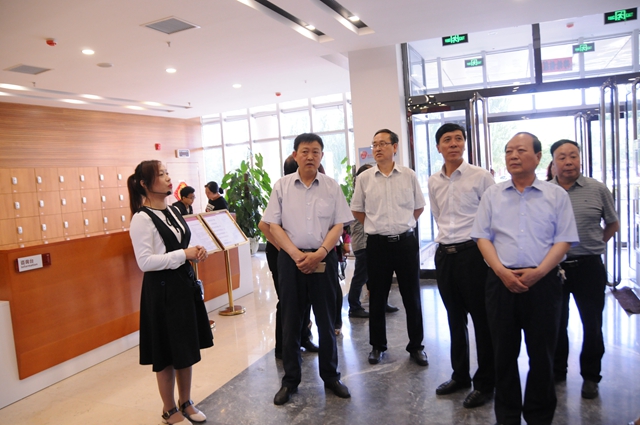 9调研组一行在原平图书馆调研_副本.jpg