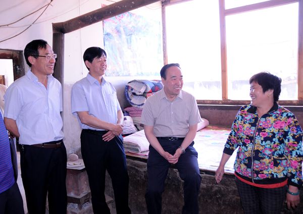 DSC_2725市人大常委会主任贾雪峰在五寨葛家窊村望贫困户.JPG