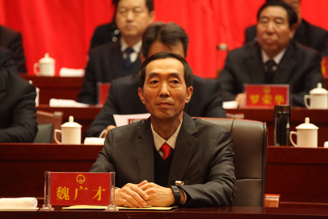 6市人大常委会副主任魏广才在主席台前排就坐_调整大小.JPG