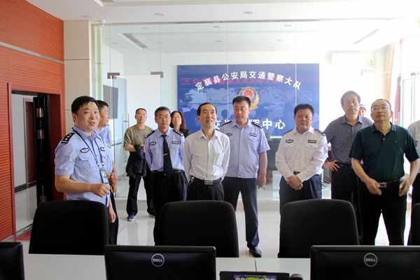 9查看定襄交警大队指挥中心.jpg