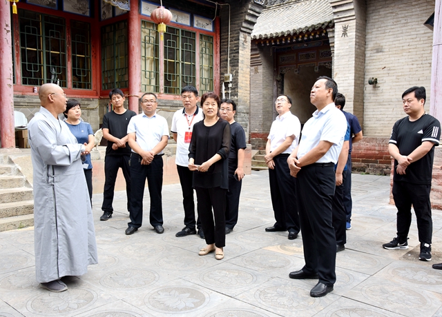 5执法检查组一行在五台县尊胜寺视察_副本.jpg