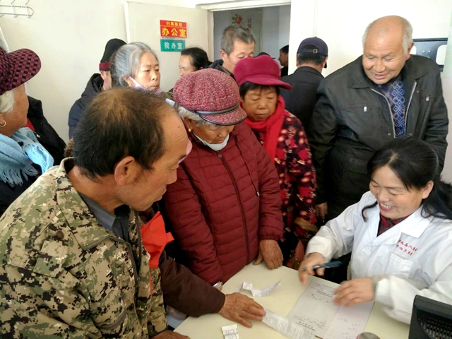 市人大代表下乡进行健康教育.jpg
