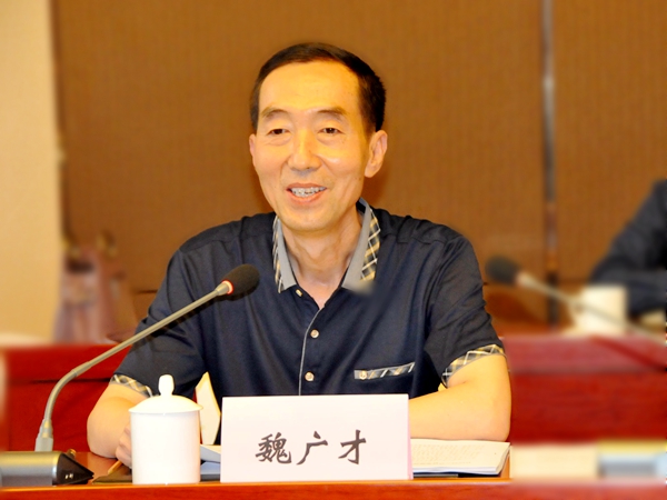 市人大常委会副主任魏广才主持会议.JPG