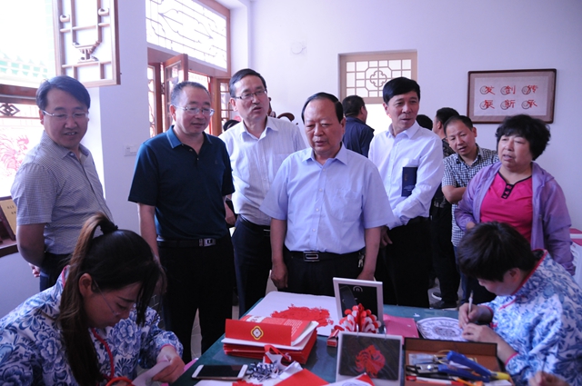 8调研组一行在定襄县的张氏三姐妹剪纸工作室调研_副本.jpg