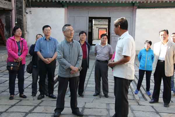 认真听取馆员介绍历史1.JPG