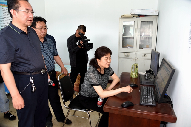 执法检查组一行在静乐县杜家村污水净化中心调研.jpg