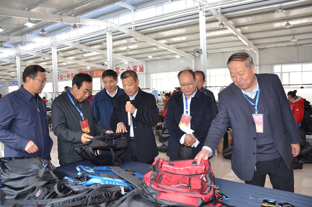 视察组一行参观滨河移民小区第四扶贫工厂.JPG