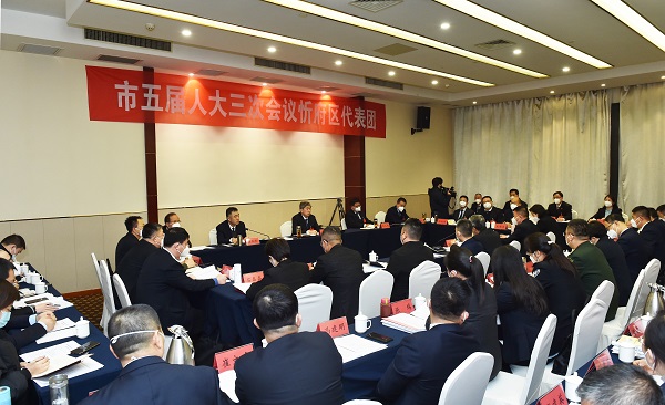 2月13日,朱晓东参加忻府区代表团审议。冯晓磊摄.jpg