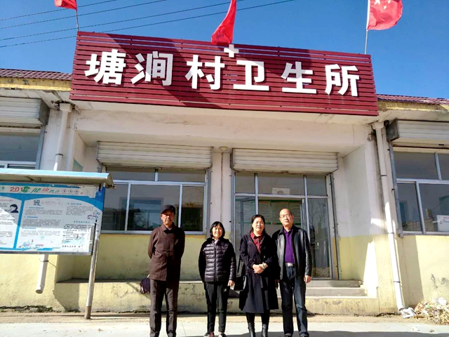 市人大代表在虎鼻乡塘涧村进行义诊.jpg