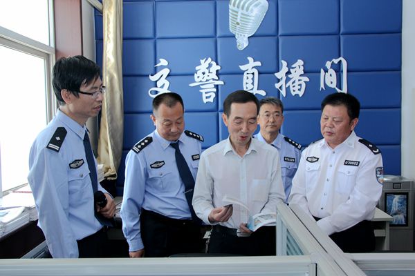 8查看原平交警大队宣传中心.JPG