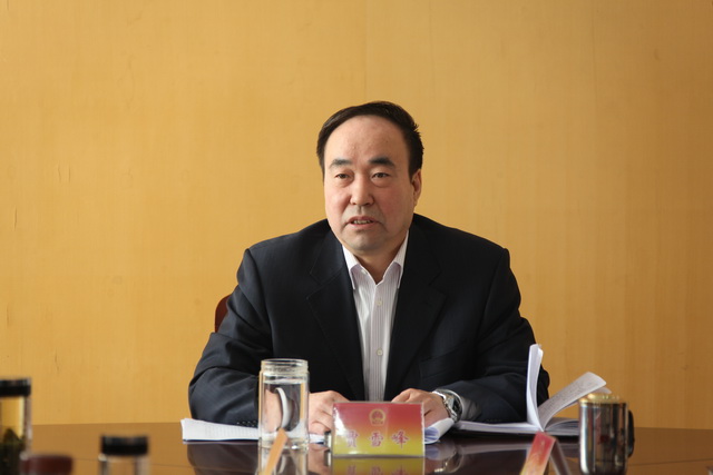 1市人大常委会主任贾雪峰主持会议并传达有关精神_调整大小.JPG