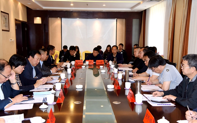 执法检查组一行在繁峙县召开座谈会.jpg