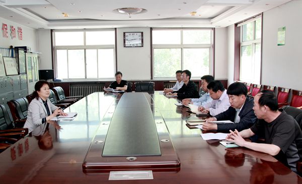 1与大家座谈共商脱贫计划.JPG