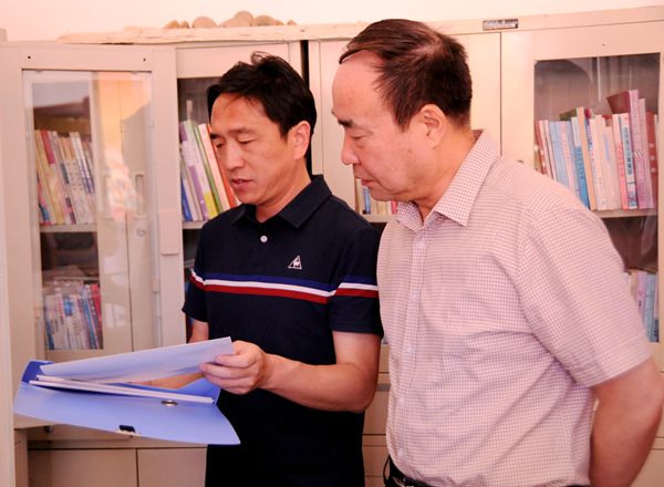S_2966C_275市人大常委会主任贾雪峰葛家窊村委会听取汇报 (3).JPG