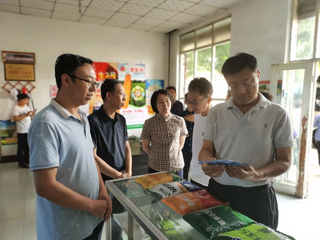 检查组一行在晋丰农资购销农民专业合作社检查.jpg